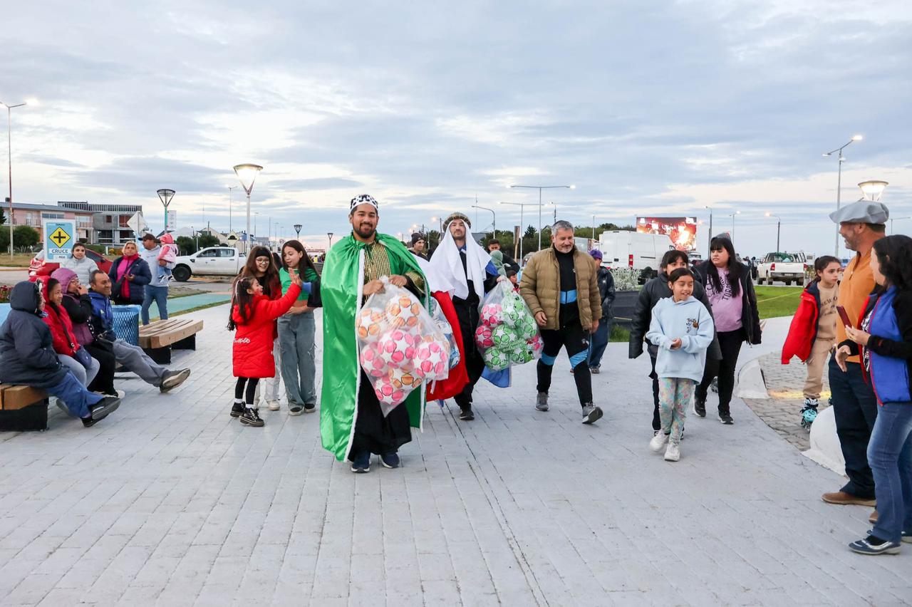 Infancias de Río Grande disfrutaron junto a los Reyes Magos