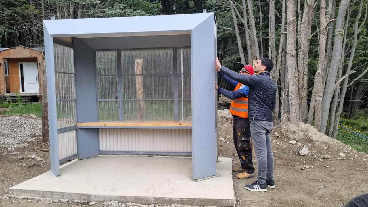 El barrio dos banderas ya tiene su primer garita de colectivos