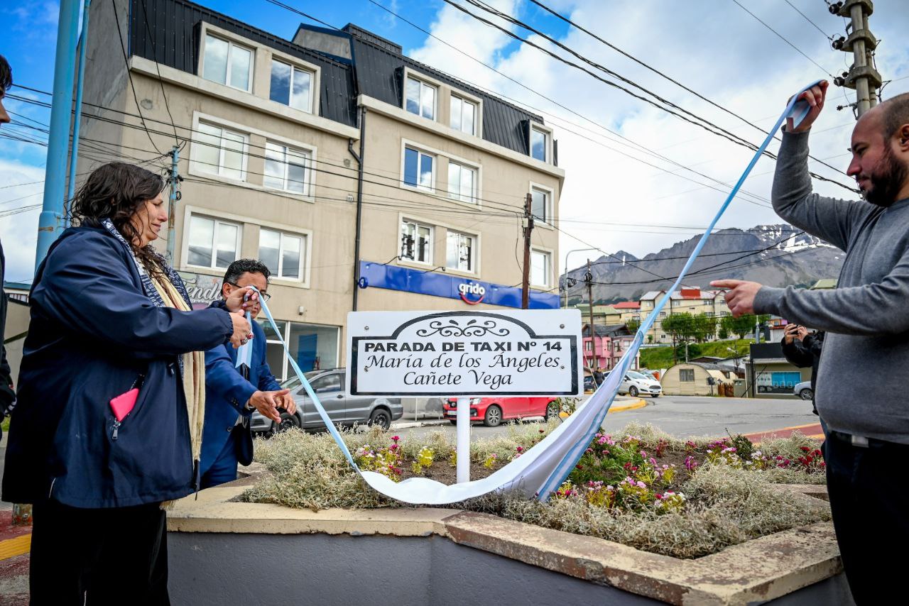 Se inauguró el cartel que homenajea a la taxista María de los Ángeles Cañete Vega