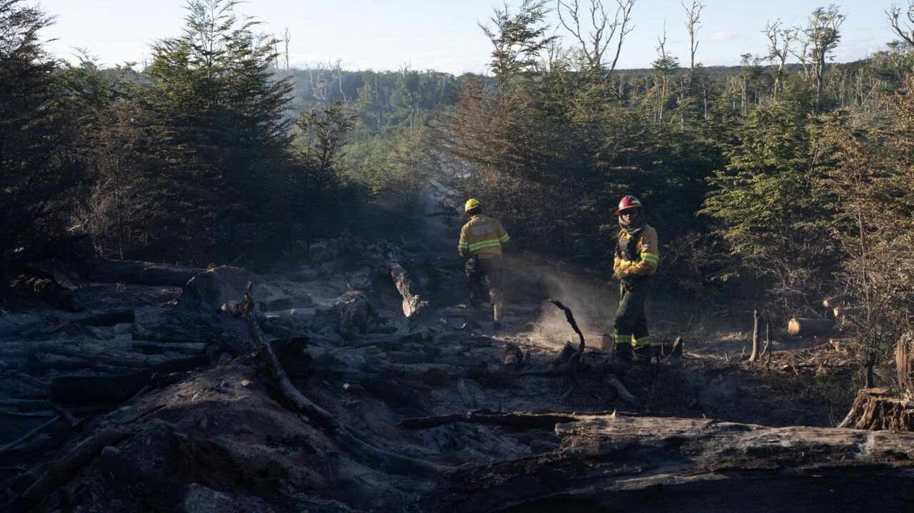 Brigadistas trabajan para evitar la propagación del incendio forestal detectado en la estancia San Justo