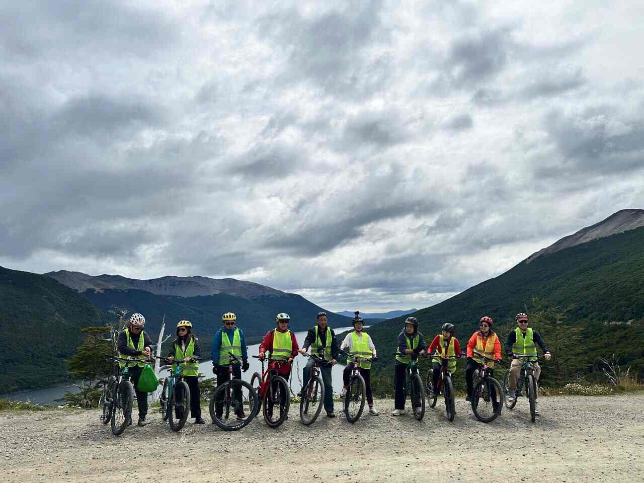 Ciclistas de China realizaron travesía por los Andes Fueguinos para promocionar el  destino  Ushuaia más allá del puerto