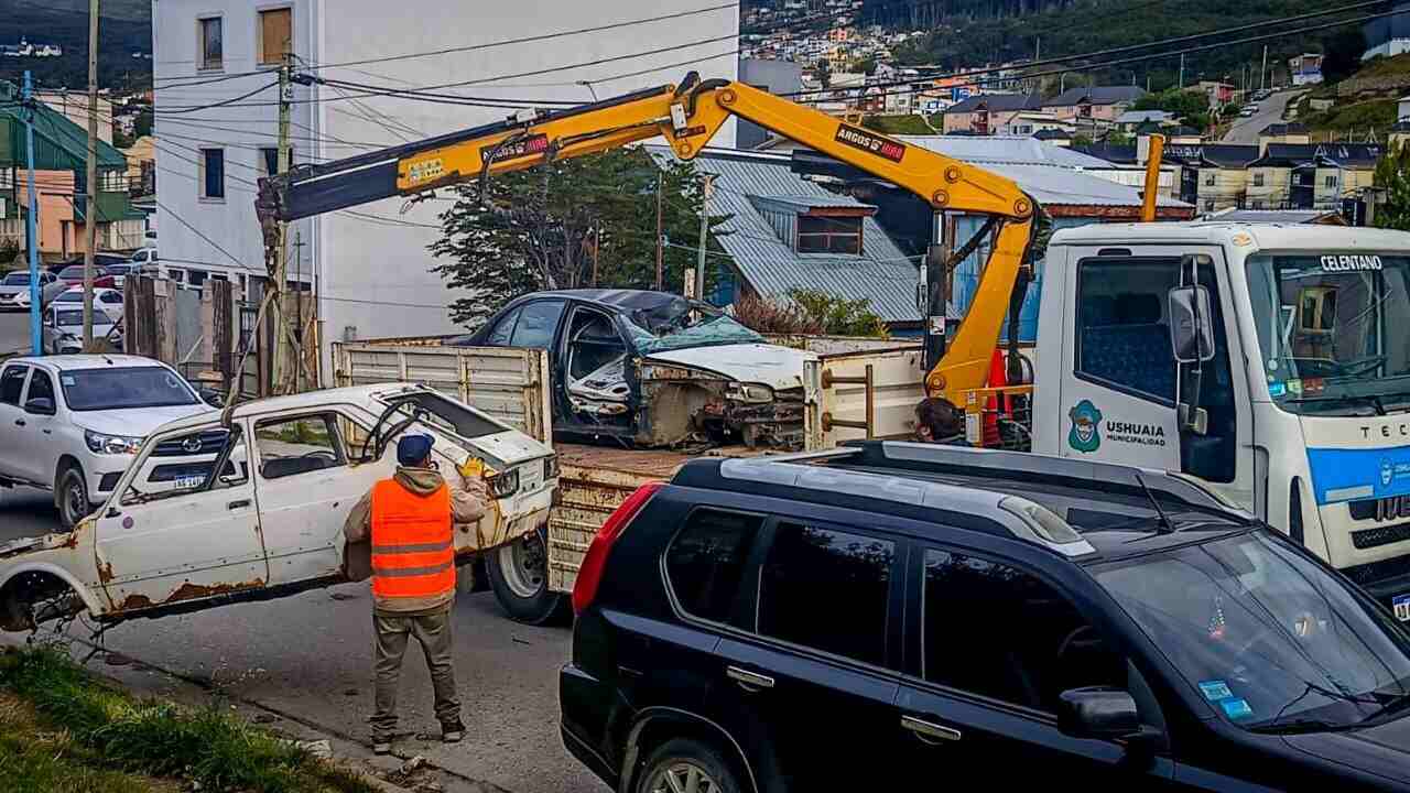 La Municipalidad de Ushuaia retiró chatarra y vehículos abandonados en la vía pública