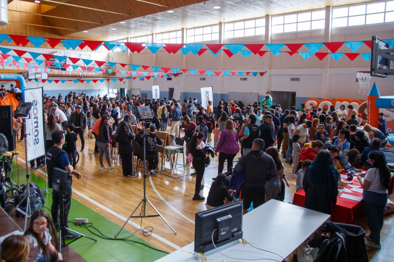 Chicos y chicas vivieron una tarde mágica con la llegada de los Reyes Magos