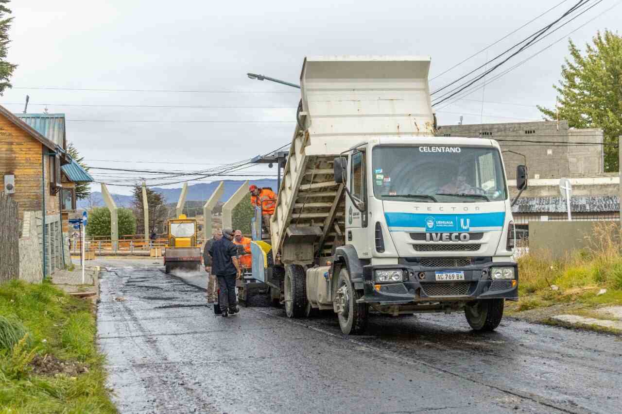 Personal municipal repavimento la calle Las Lengas